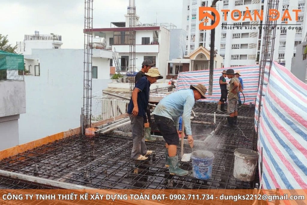 Nhà cao tầng thường chịu ảnh hưởng lớn từ nhiệt độ bên ngoài, vì vậy cần áp dụng các giải pháp chống nóng hiệu quả