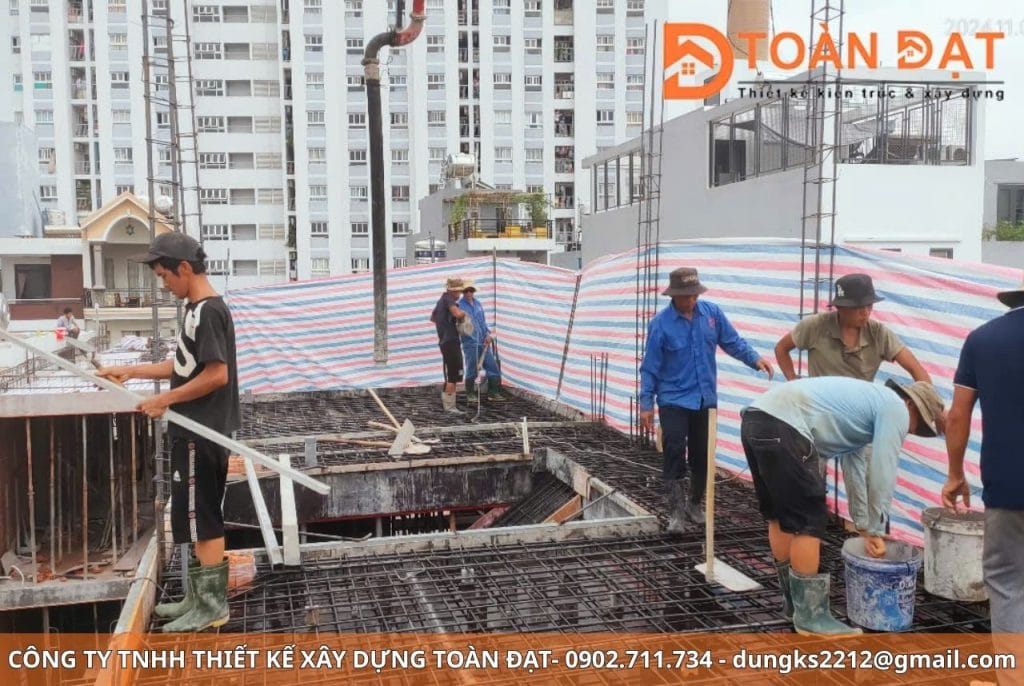 Nhà cao tầng thường có diện tích mặt kính lớn, mái và tường tiếp xúc trực tiếp ánh nắng, dẫn đến hiện tượng hấp thụ nhiệt mạnh