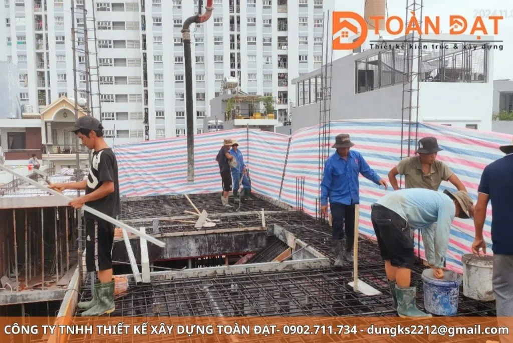 Nhà cao tầng thường có diện tích mặt kính lớn, mái và tường tiếp xúc trực tiếp ánh nắng, dẫn đến hiện tượng hấp thụ nhiệt mạnh